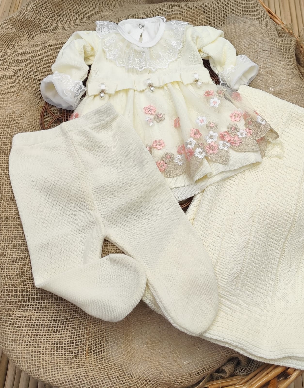 Kit Saída de Maternidade em Tricô com Renda