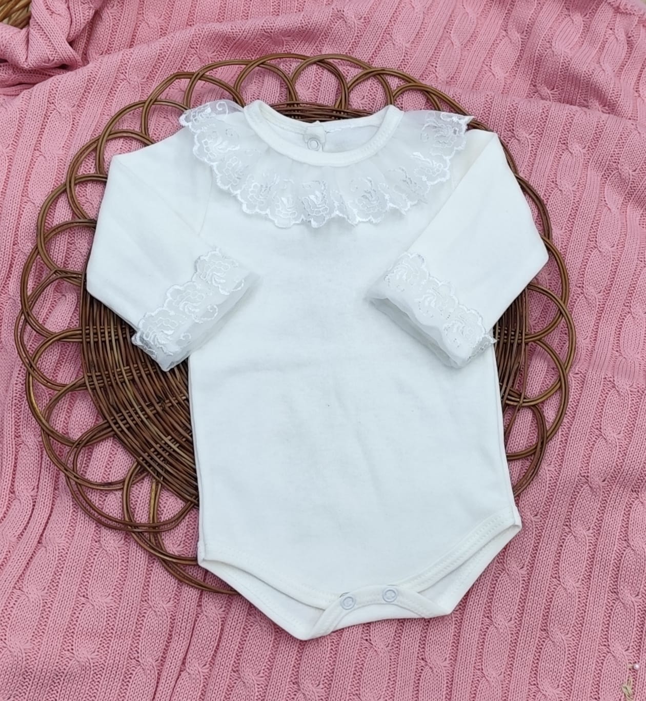 Saída Maternidade em Tricô Menina Linha Premium com Bordado Floral - Imagem 11