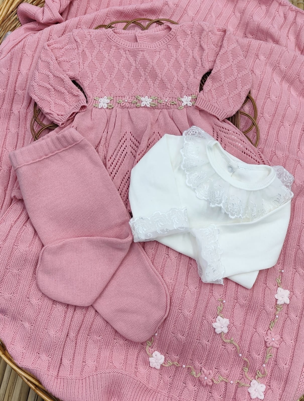 Saída Maternidade em Tricô Menina Linha Premium com Bordado Floral - Imagem 8