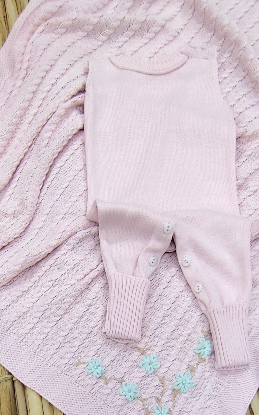 Saída de Maternidade em Tricô Luxo Menina com Bordado - Imagem 4